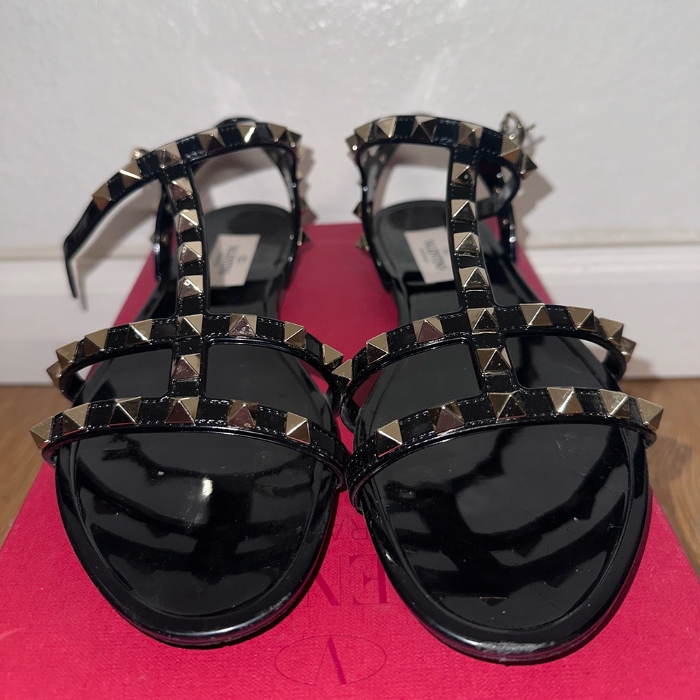VALENTINO GARAVANI
Rockstud rubber sandals